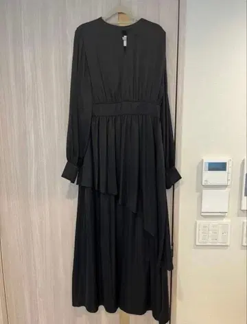 AMERI 블랙 비대칭 밑단 긴팔 원피스