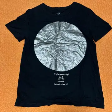 검은색 T셔츠 은색 원형 프린트 kuroyume