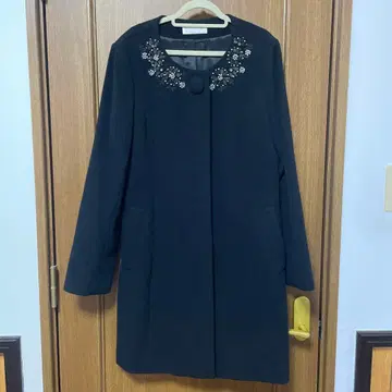 L'ESTROSE 비즈 자수 블랙 롱 코트