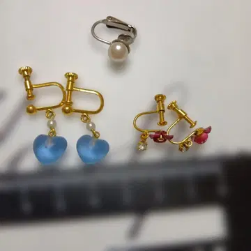 하트 모양 파랑 비즈 & 빨간색 꽃 귀찌 세트