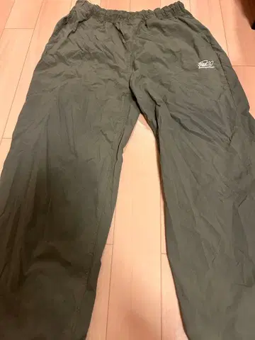 WHO'S WHO gallery 올리브색 로고 자수 팬츠