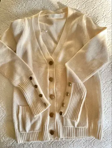 ZARA 골드 버튼 니트 가디건 에크루 골드 버튼 화이트