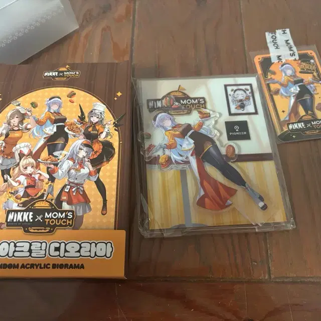니케 맘스터치 콜라보 나유타 아크릴 스탠드 포카