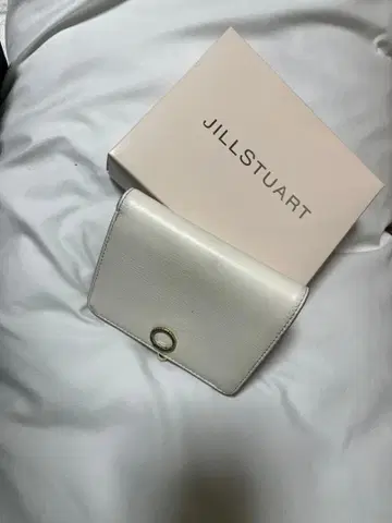 질 스튜어트 접이식 지갑 화이트