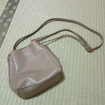 베이지 합성 피혁 숄더백