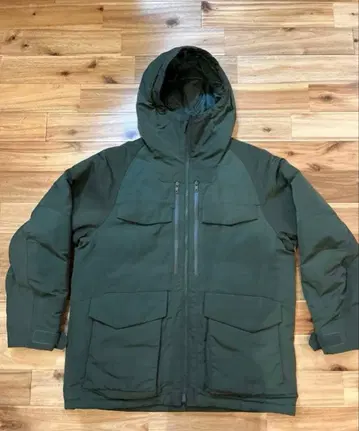 유니클로 화이트 마운티니어링 다운 자켓 남성용 M 사이즈 그린