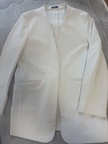 플라스테 화이트 노카라 자켓