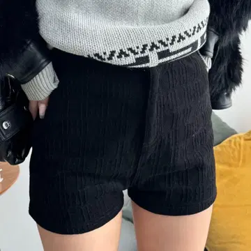 SHAGGIE 모노그램 타이트 하이웨스트 숏팬츠 블랙