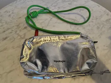 topologie 메탈릭 숄더백