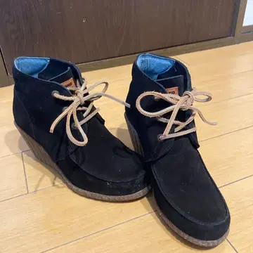 MAG 블랙 스웨이드 레이스업 부츠