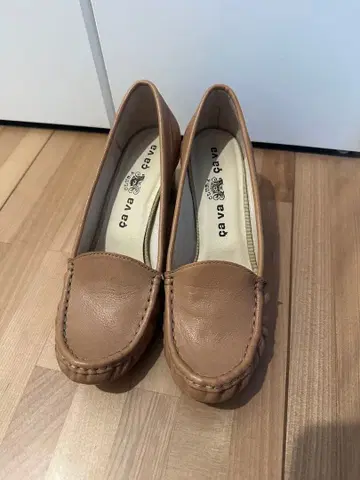 베이지 모카신 스타일 중간 굽 신발