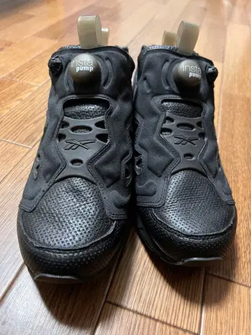 인스타펌프 블랙 스니커즈