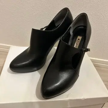 새상품급! 다이애나 부티 하이힐 펌프스 컷 아웃 디자인 블랙