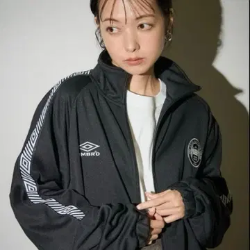 엄브로 프릭스스토어 콜라보 트랙 자켓