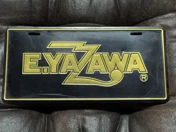E.YAZAWA 야자와 에이요시 번호판 블랙 베이스 골드 로고