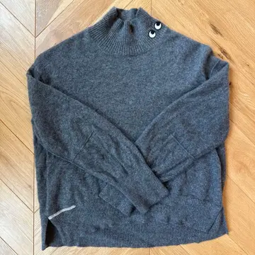 안야 힌드마치 x UNIQLO 캐시미어 하이넥 스웨터 그레이