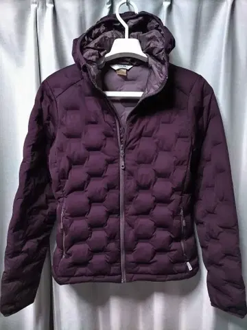 호그로프스 압착 퀼팅 다운 후드티 크림슨