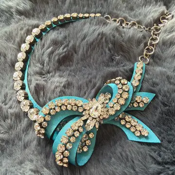 비쥬 스톤 리본 디자인 목걸이