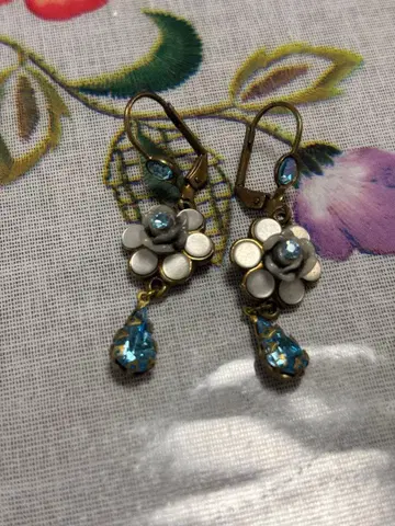 꽃 모티브 파란 스톤 귀걸이
