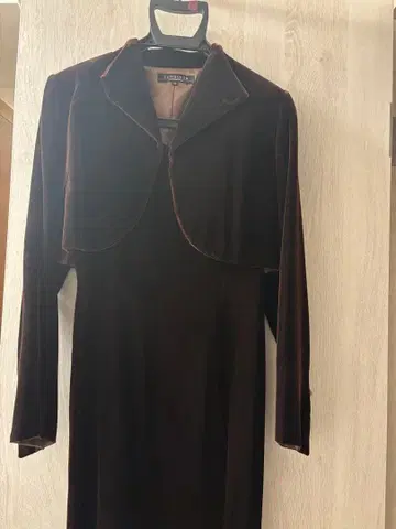 다크 브라운 벨벳 원피스 수트