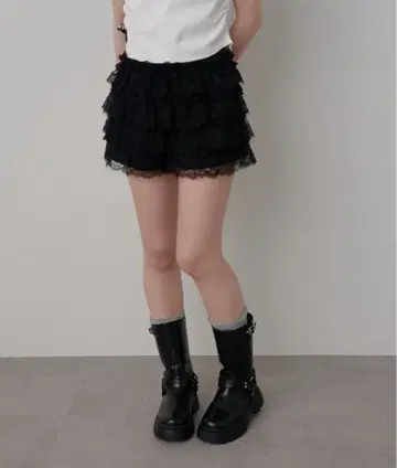 레이 캐신 볼륨 프릴 레이스 숏팬츠