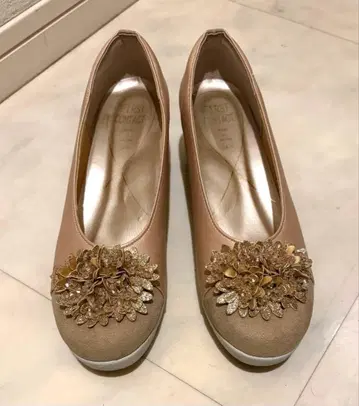 퍼스트 컨택트 핑크 베이지 꽃 모티브 펌프스