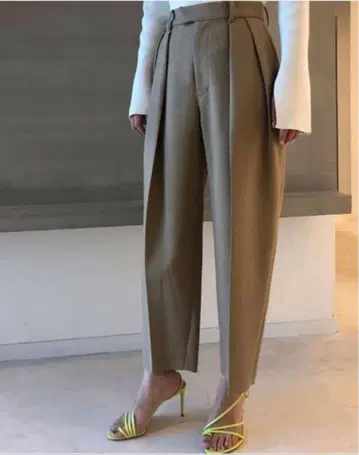 STUNNING LURE 스터링 루어 페메일 쉐이프 팬츠