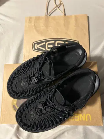 KEEN UNEEK 블랙/블랙 US 8