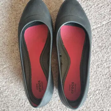 Crocs 블랙 플랫슈즈