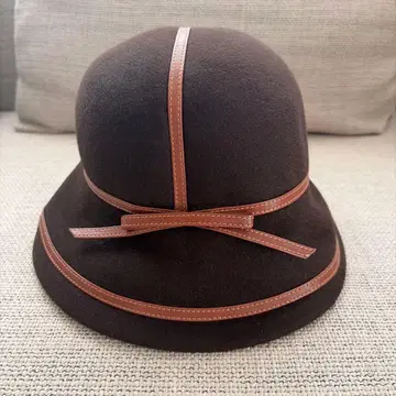 브라운 울 햇 리본 포함