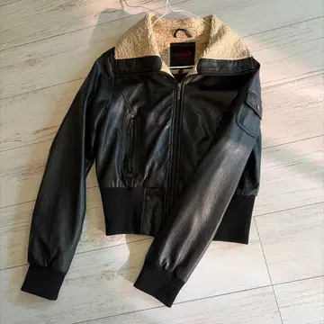 보아 카라 부착 블랙 가죽 자켓