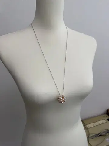 펄 장식 실버 컬러 목걸이