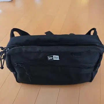 NEW ERA 블랙 바디백