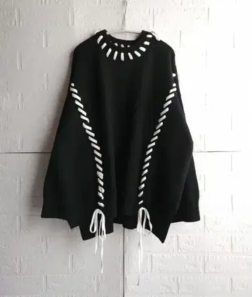 오버 사이즈 블랙 니트 긴팔 화이트 장식