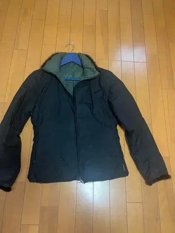 MONCLER 리버서블 블랙, 짙은 녹색 다운 자켓 M