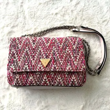 GUESS 게스 체인 달린 트위드 숄더 백 핸드백 핑크