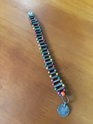 HENRY CUIR 컬러풀 비즈와 금속 부품의 팔찌