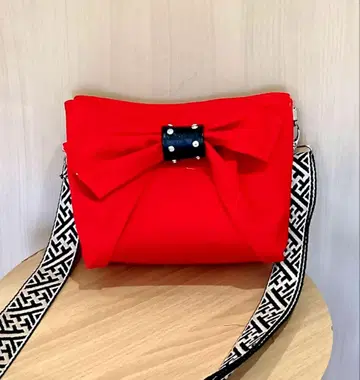 리본 포함 빨간색 숄더백