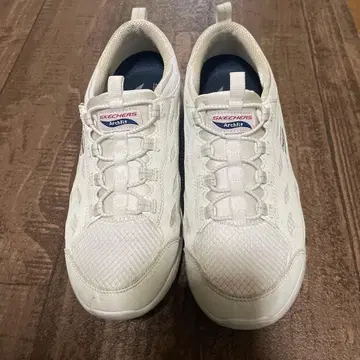 SKECHERS 아치핏 화이트 스니커즈