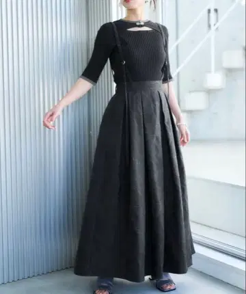 HARE 플라워 자수 스트랩 플레어 스커트