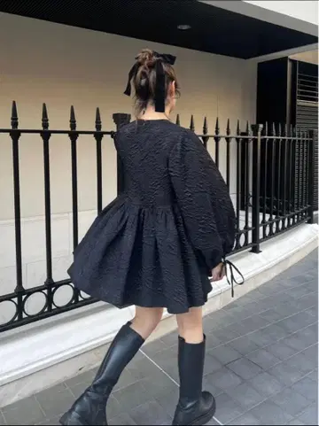 JUMELLE 엠보싱 리본 블라우스