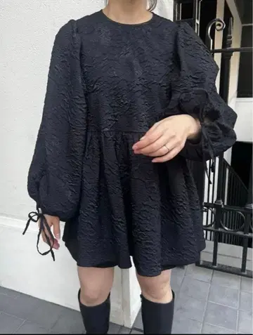 JUMELLE 엠보싱 리본 블라우스