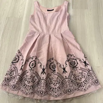 자수 장식 핑크 A라인 드레스