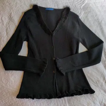 이탈리아제 프릴 밑단과 퍼 옷깃이 특징인 블랙 긴팔 가디건.