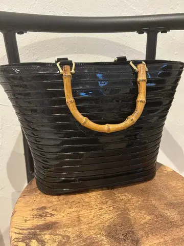 GIGI 블랙 패턴트 레더 핸드백