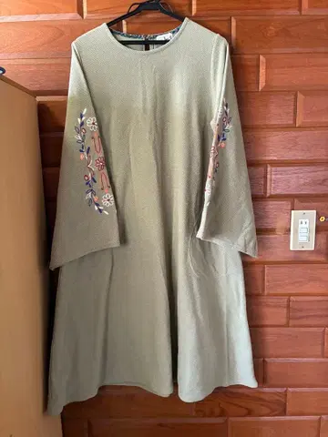 [ TITICACA ] 티티카카 자수 롱 원피스 루즈핏