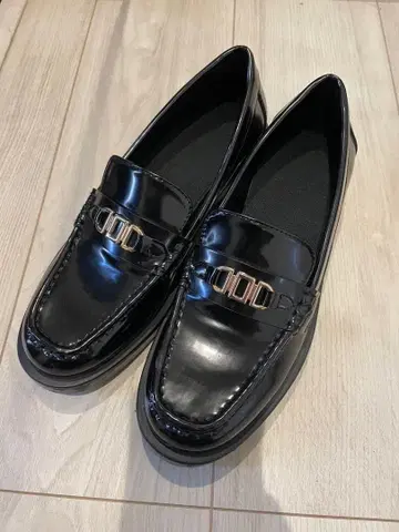 블랙 로퍼 금장 장식 포함