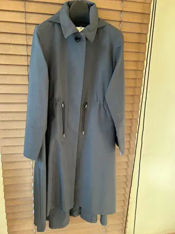 다크 그레이 후드 부착 트렌치코트