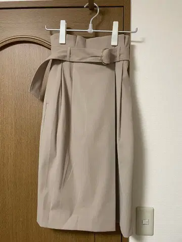 그린 레이블 릴랙싱 베이지 타이 트 스커트 벨트 포함