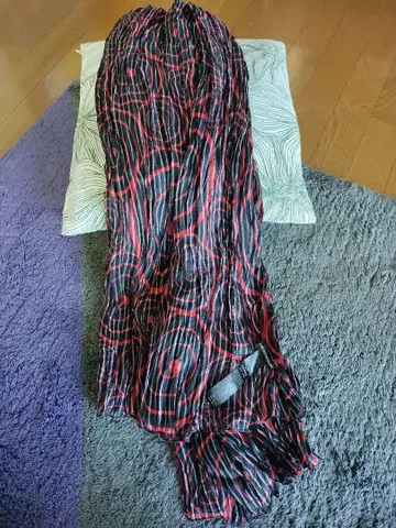 EMPORIO ARMANI 블랙 레드 스톨